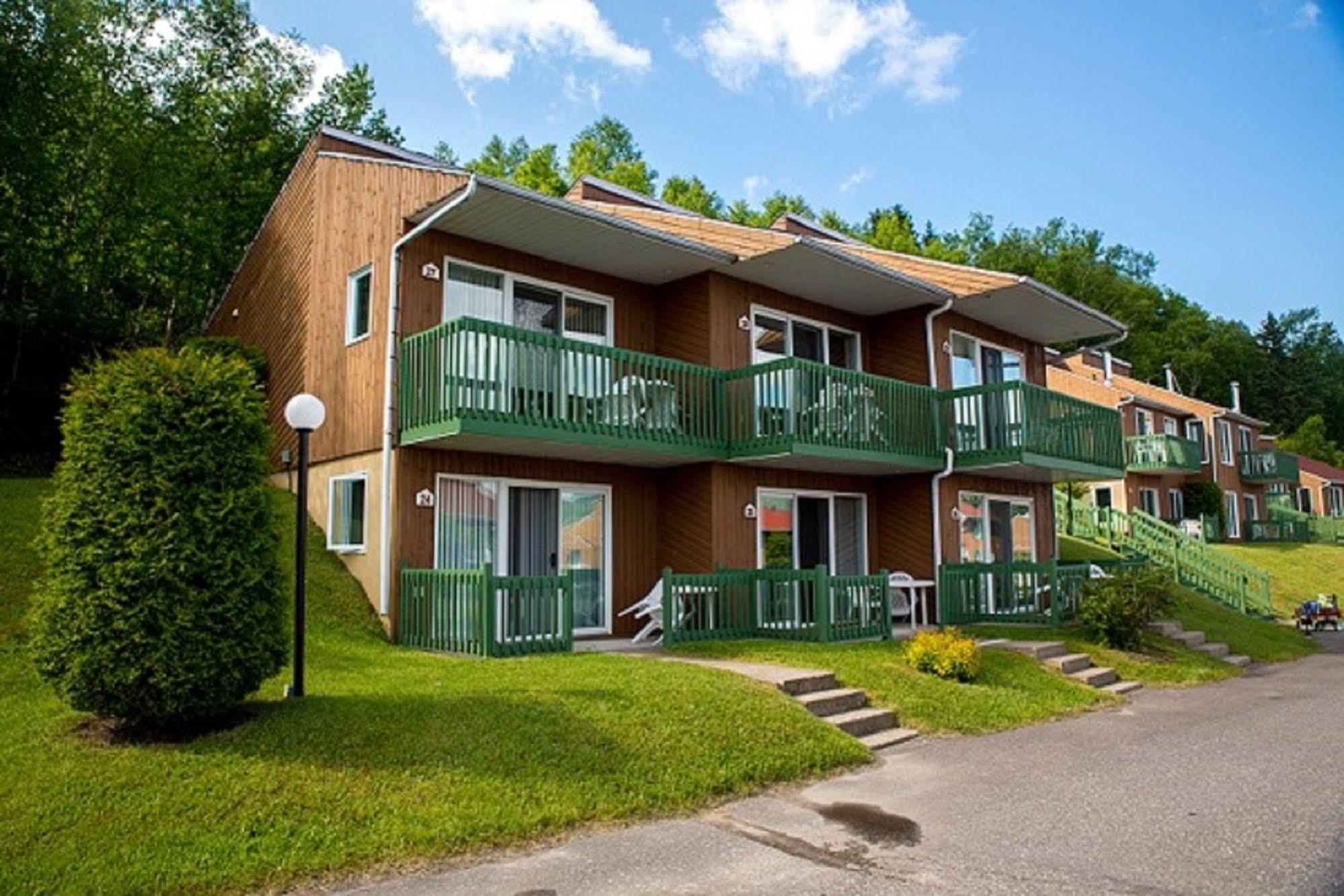Chalets Condos Sur Le Fjord LʼAnse-Saint-Jean Eksteriør bilde