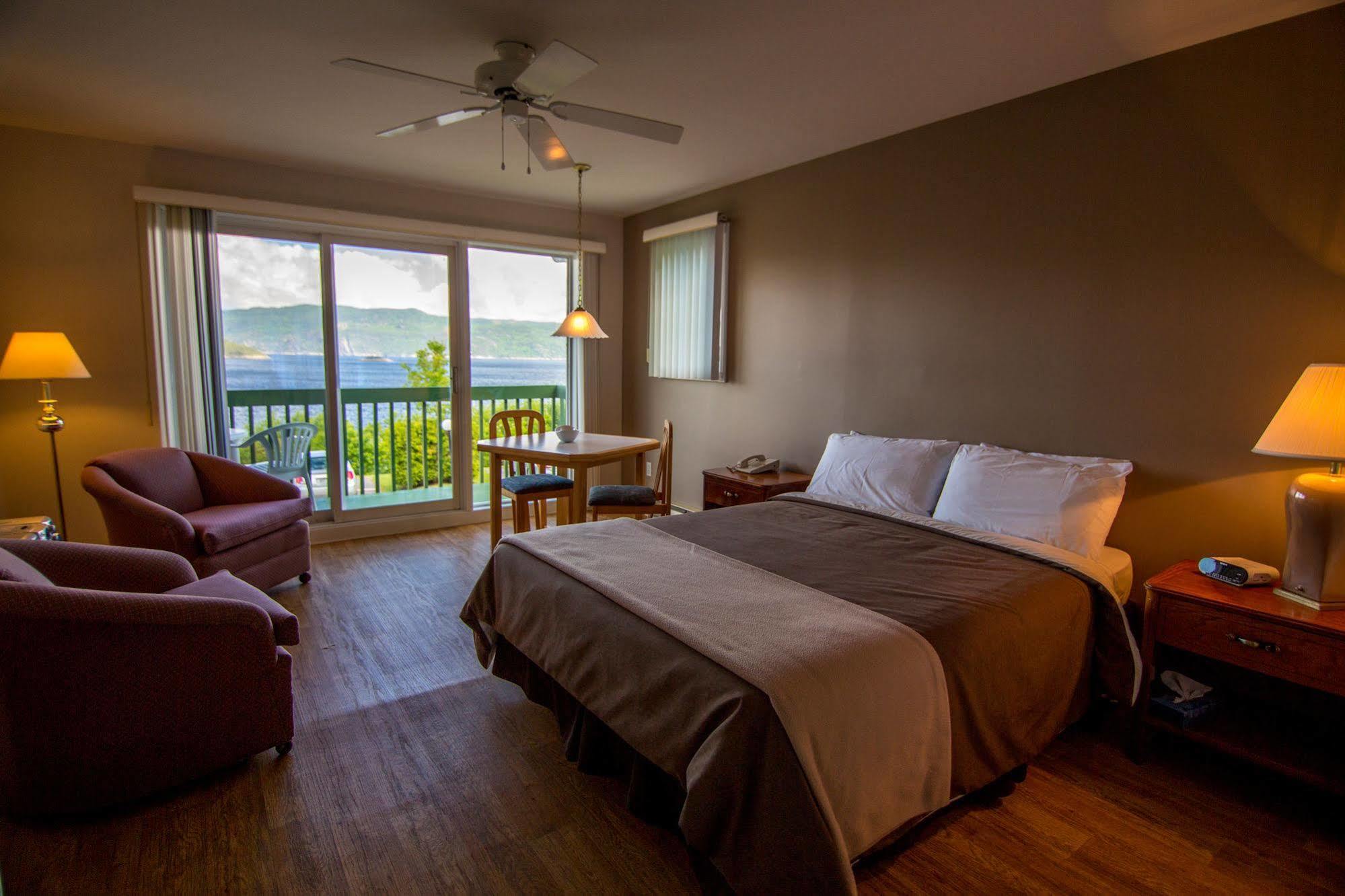 Chalets Condos Sur Le Fjord LʼAnse-Saint-Jean Eksteriør bilde